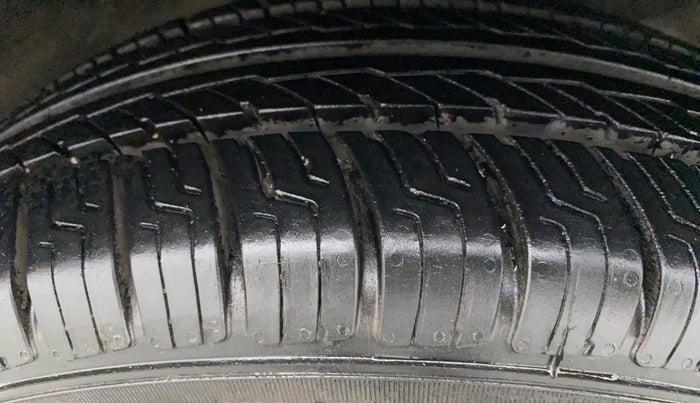 2015 Honda Brio S MT, Petrol, Manual, 37,409 km, Right Front Tyre Tread