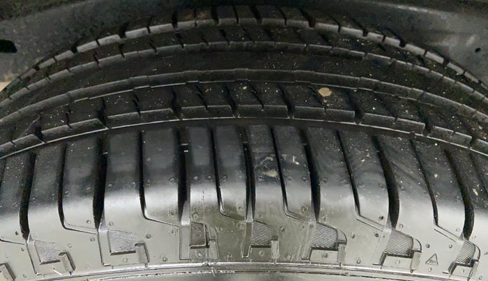 2013 Toyota Fortuner 3.0 MT 4X2, Diesel, Manual, 1,00,509 km, Right Rear Tyre Tread