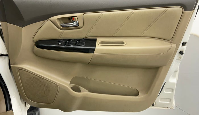 2013 Toyota Fortuner 3.0 MT 4X2, Diesel, Manual, 1,00,509 km, Driver Side Door Panels Control