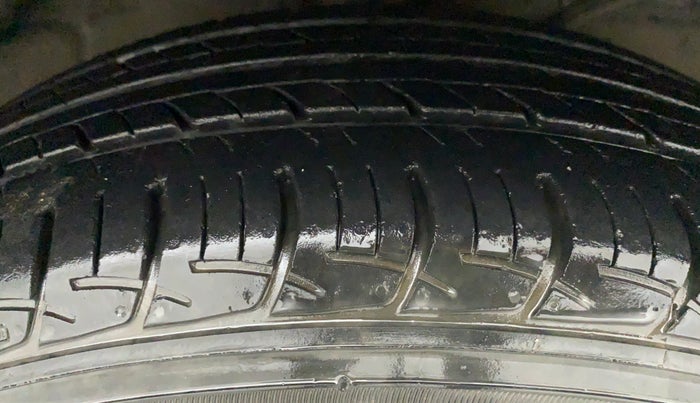 2017 Maruti Baleno DELTA PETROL 1.2, Petrol, Manual, 29,716 km, Right Front Tyre Tread