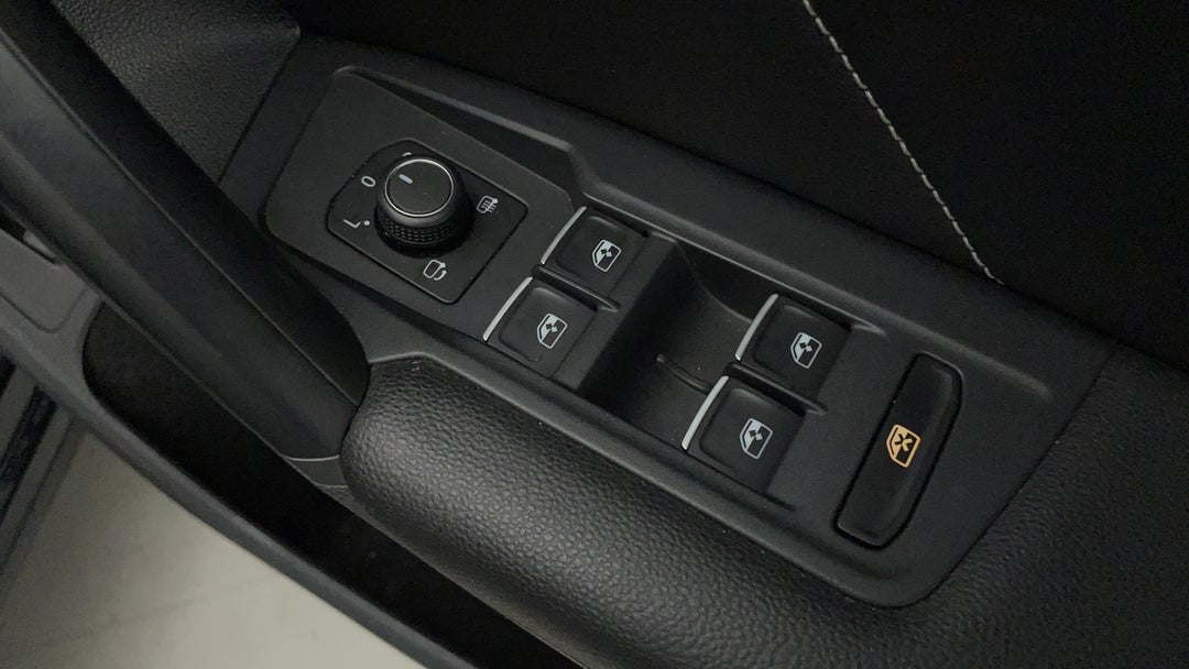 2018 Volkswagen Tiguan Wolfsburg Edition, Automatic, 83801 km, Drivers Side Door Panel Controls