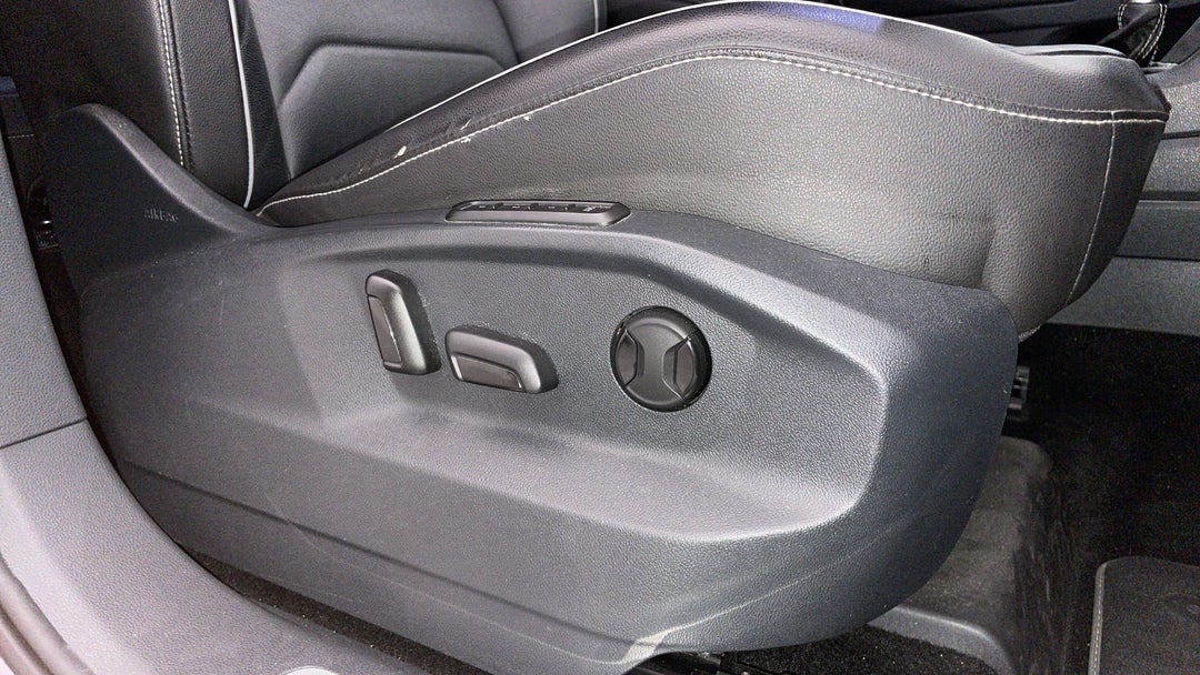 2018 Volkswagen Tiguan Wolfsburg Edition, Automatic, 83801 km, Drivers Side Adjustment Panel