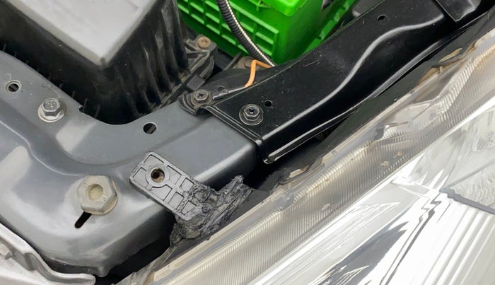 2015 Maruti Swift VDI ABS, Diesel, Manual, 1,16,760 km, Left headlight - Clamp has minor damage
