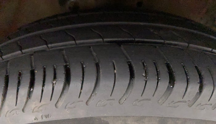 2019 Maruti Celerio ZXI D, CNG, Manual, 49,601 km, Right Front Tyre Tread