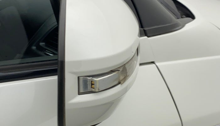 2015 Maruti Swift VXI, Petrol, Manual, 43,563 km, Right rear-view mirror - Indicator light has minor damage