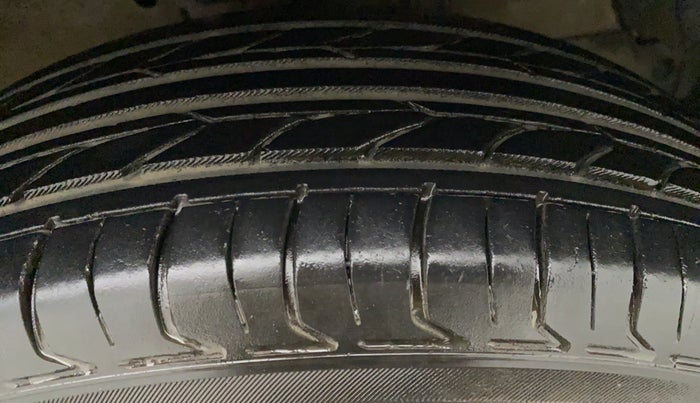 2015 Maruti Swift VXI, Petrol, Manual, 43,563 km, Left Front Tyre Tread