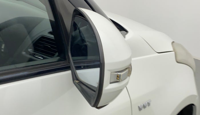 2015 Maruti Swift VXI, Petrol, Manual, 43,563 km, Right rear-view mirror - Folding motor not working