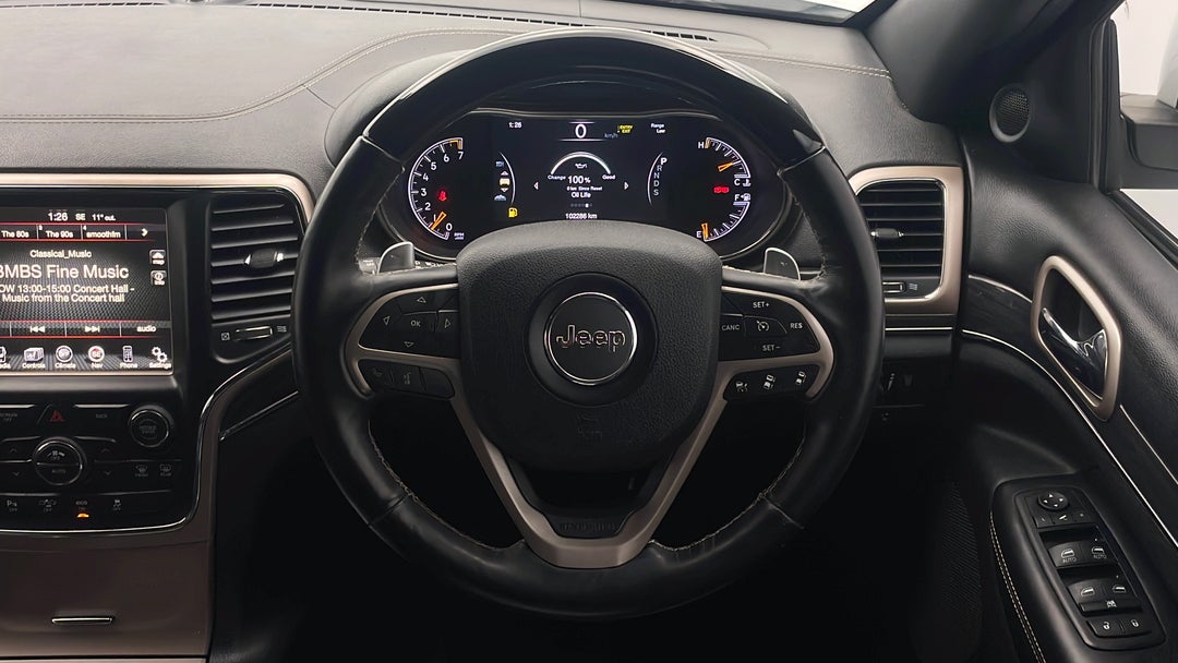 2015 Jeep Grand Cherokee Overland (4x4), Automatic, 102286 km, Steering Wheel Close-up