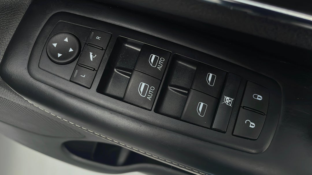 2015 Jeep Grand Cherokee Overland (4x4), Automatic, 102286 km, Drivers Side Door Panel Controls