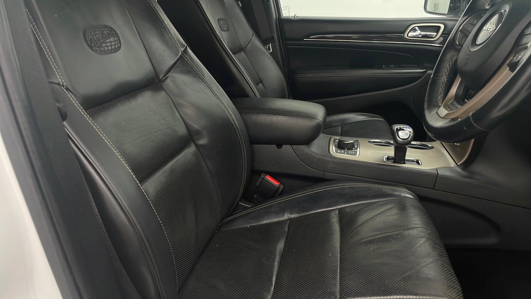 2015 Jeep Grand Cherokee Overland (4x4), Automatic, 102286 km, Right Side Front Door Cabin View