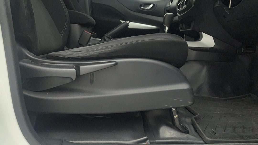 2018 Nissan Navara Rx (4x2), Automatic, 90882 km, Drivers Side Adjustment Panel