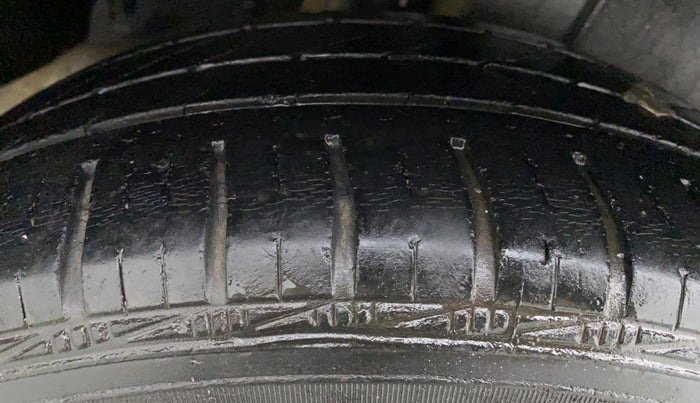 2014 Maruti Ertiga VXI CNG, CNG, Manual, 86,899 km, Left Front Tyre Tread