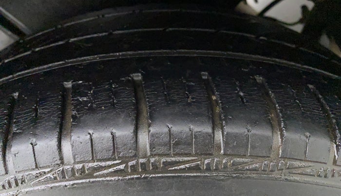 2014 Maruti Ertiga VXI CNG, CNG, Manual, 86,899 km, Left Rear Tyre Tread
