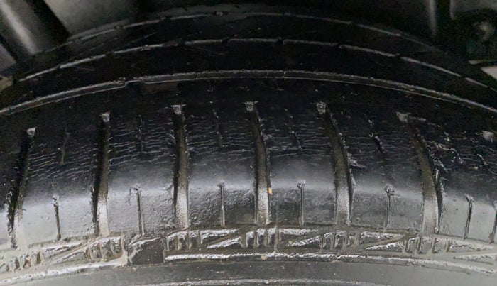 2014 Maruti Ertiga VXI CNG, CNG, Manual, 86,899 km, Right Front Tyre Tread