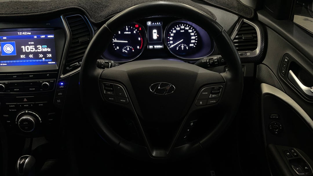 2017 Hyundai Santa Fe Elite Crdi (4x4), Automatic, 121243 km, Steering Wheel Close-up