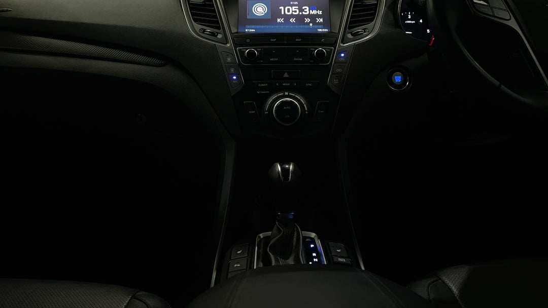 2017 Hyundai Santa Fe Elite Crdi (4x4), Automatic, 121243 km, Center Console