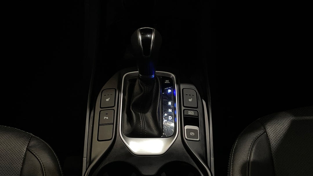 2017 Hyundai Santa Fe Elite Crdi (4x4), Automatic, 121243 km, Gear Lever 