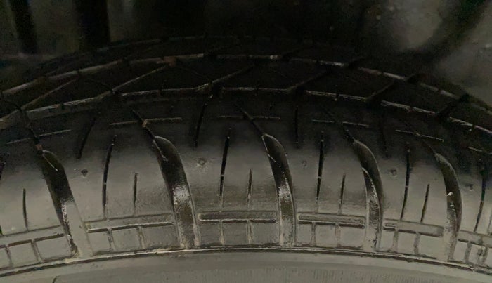 2016 Maruti Swift Dzire VXI, Petrol, Manual, 77,984 km, Right Rear Tyre Tread