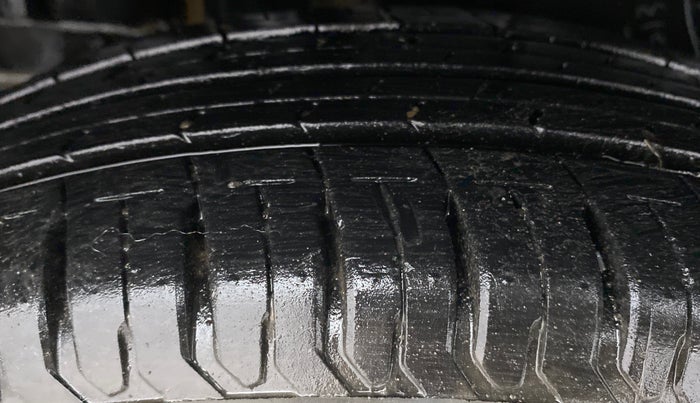 2015 Maruti Swift VDI ABS, Diesel, Manual, 76,927 km, Right Rear Tyre Tread