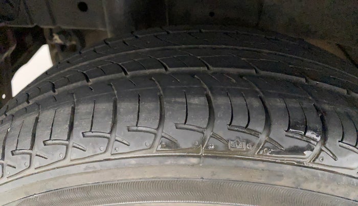 2018 Mahindra KUV 100 NXT K8 P 6 STR, Petrol, Manual, 32,843 km, Right Rear Tyre Tread