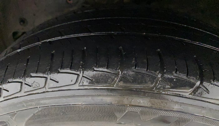 2018 Mahindra KUV 100 NXT K8 P 6 STR, Petrol, Manual, 32,843 km, Left Front Tyre Tread