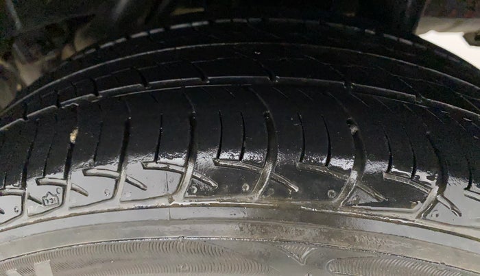 2018 Mahindra KUV 100 NXT K8 P 6 STR, Petrol, Manual, 32,843 km, Left Rear Tyre Tread
