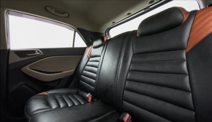 2015 Hyundai Elite i20 SPORTZ (O) 1.4, Diesel, Manual, 58,430 km, Right Side Rear Door Cabin