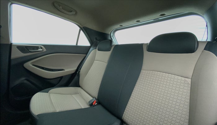 2017 Hyundai Elite i20 SPORTZ 1.4, Diesel, Manual, 76,218 km, Right Side Door Cabin View