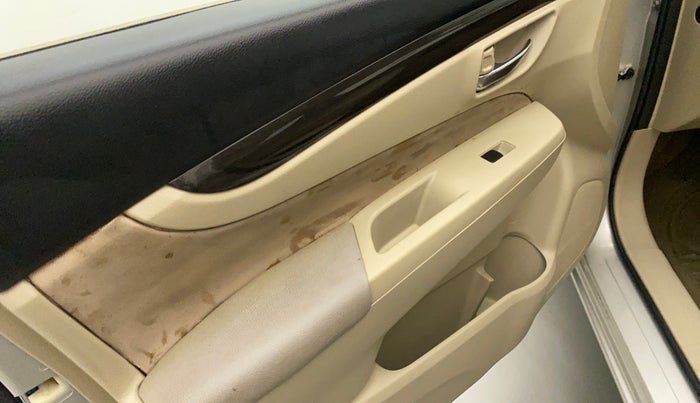 2015 Maruti Ciaz VXI+, Petrol, Manual, 34,355 km, Front passenger door - Trim has minor damage