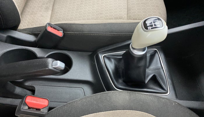 2017 Hyundai Elite i20 ASTA 1.2, Petrol, Manual, 61,766 km, Gear lever - Knob cover torn