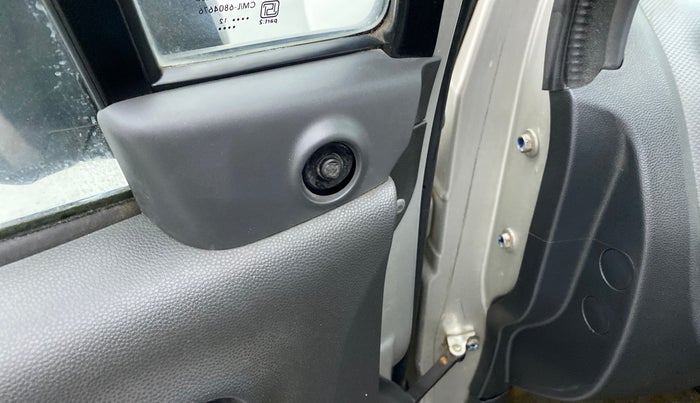 2012 Maruti Ritz VDI, Diesel, Manual, 68,851 km, Left rear-view mirror - ORVM knob broken and not working