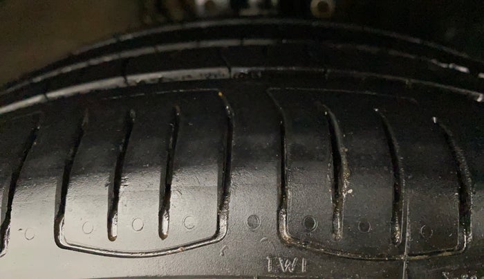 2017 Volkswagen Ameo COMFORTLINE 1.2L, Petrol, Manual, 95,657 km, Right Front Tyre Tread