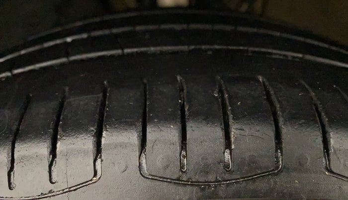 2017 Volkswagen Ameo COMFORTLINE 1.2L, Petrol, Manual, 95,657 km, Left Front Tyre Tread