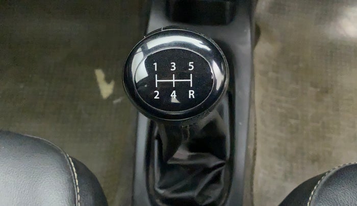 2012 Maruti Wagon R 1.0 LXI, CNG, Manual, 92,640 km, Gear lever - Knob has minor damage
