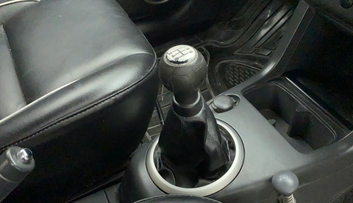 2011 Maruti Swift VXI, Petrol, Manual, 28,803 km, Gear lever - Knob has minor damage