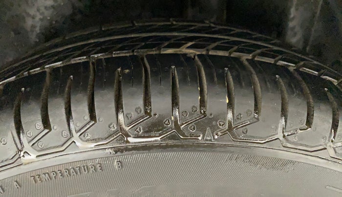 2011 Maruti Swift VXI, Petrol, Manual, 28,803 km, Left Rear Tyre Tread