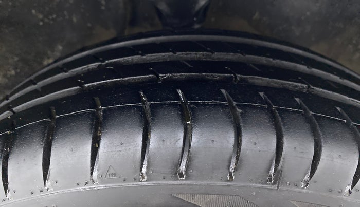 2016 Maruti Alto K10 VXI, Petrol, Manual, 97,954 km, Right Front Tyre Tread