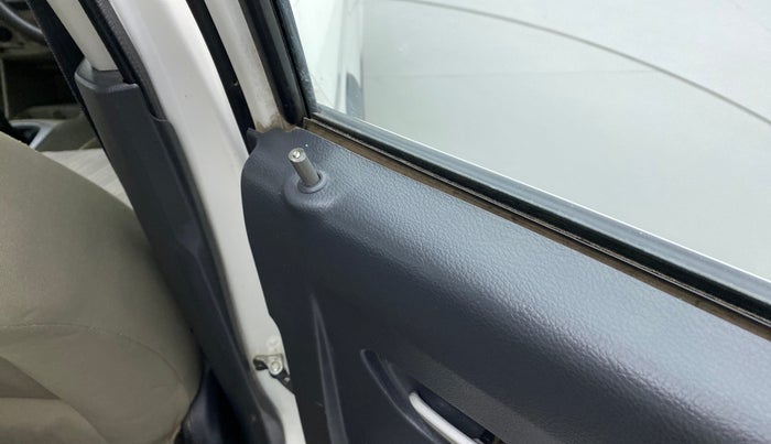 2016 Maruti Alto K10 VXI, Petrol, Manual, 97,954 km, Lock system - Door lock knob has minor damage
