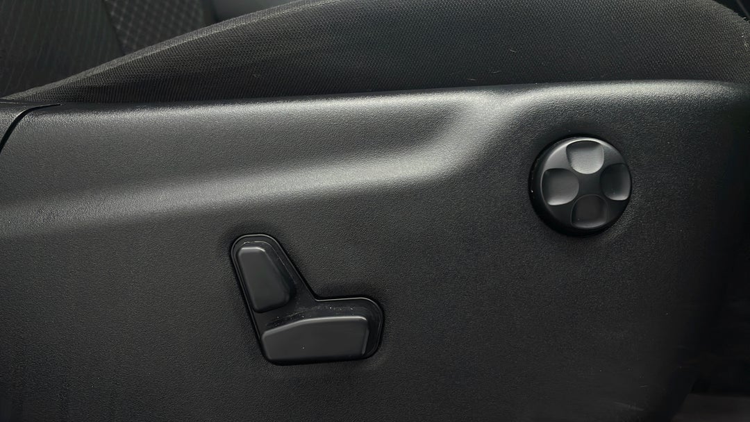 2018 Jeep Grand Cherokee Laredo (4x4), Automatic, 29900 km, Drivers Side Adjustment Panel