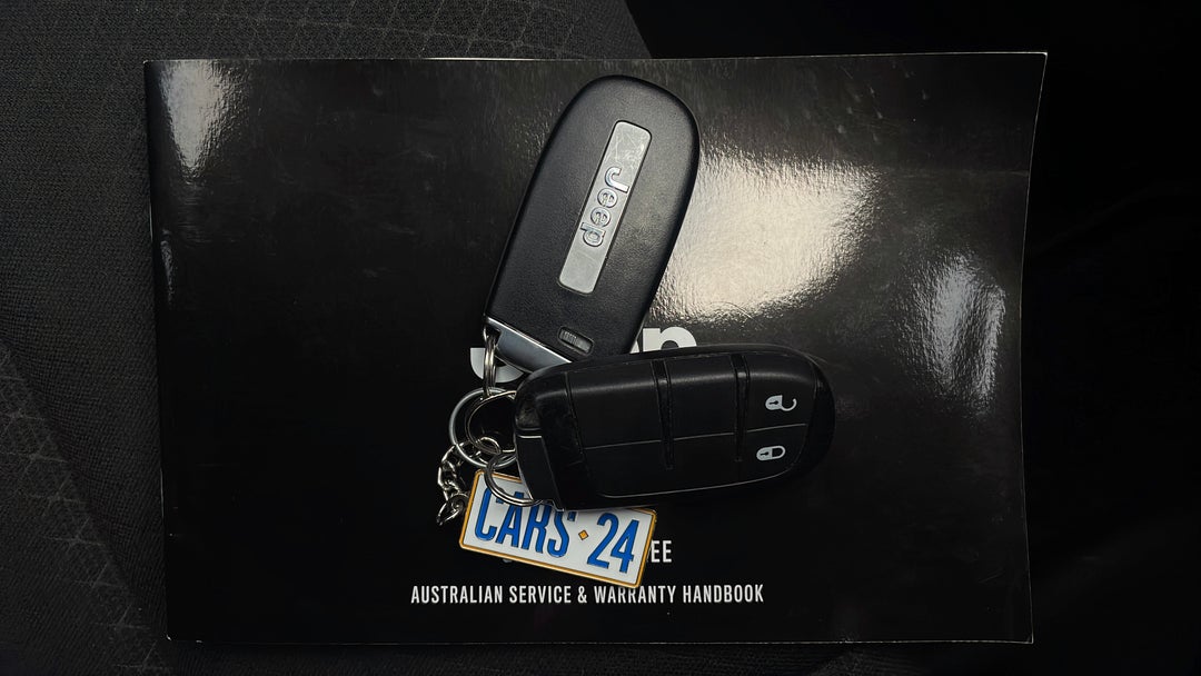 2018 Jeep Grand Cherokee Laredo (4x4), Automatic, 29900 km, Key Close-up