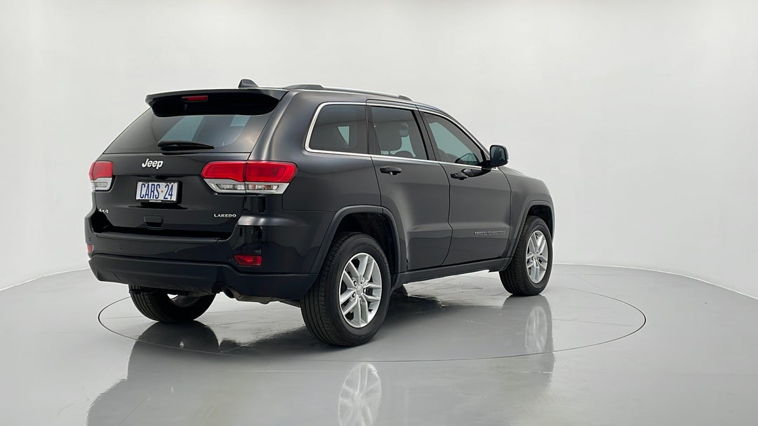 2018 Jeep Grand Cherokee Laredo (4x4), Automatic, 29900 km, Right Back Diagonal (45- Degree) View