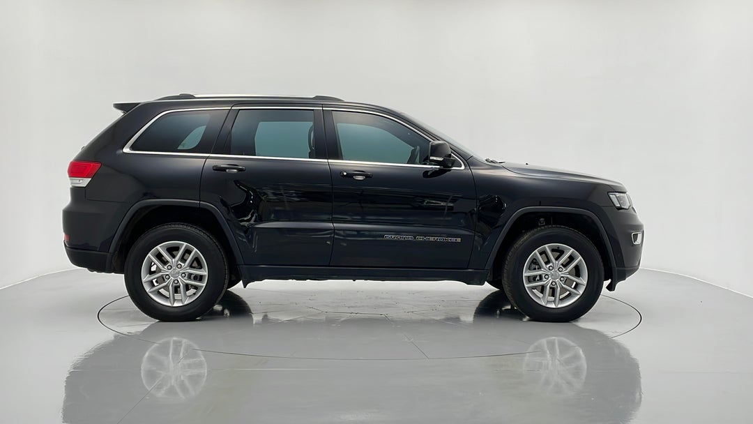 2018 Jeep Grand Cherokee Laredo (4x4), Automatic, 29900 km, Right Side View