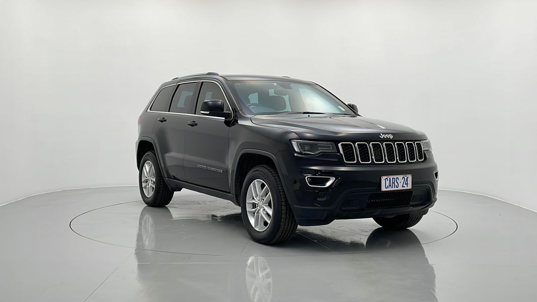 2018 Jeep Grand Cherokee Laredo (4x4), Automatic, 29900 km, Right Front Diagonal (45- Degree) View