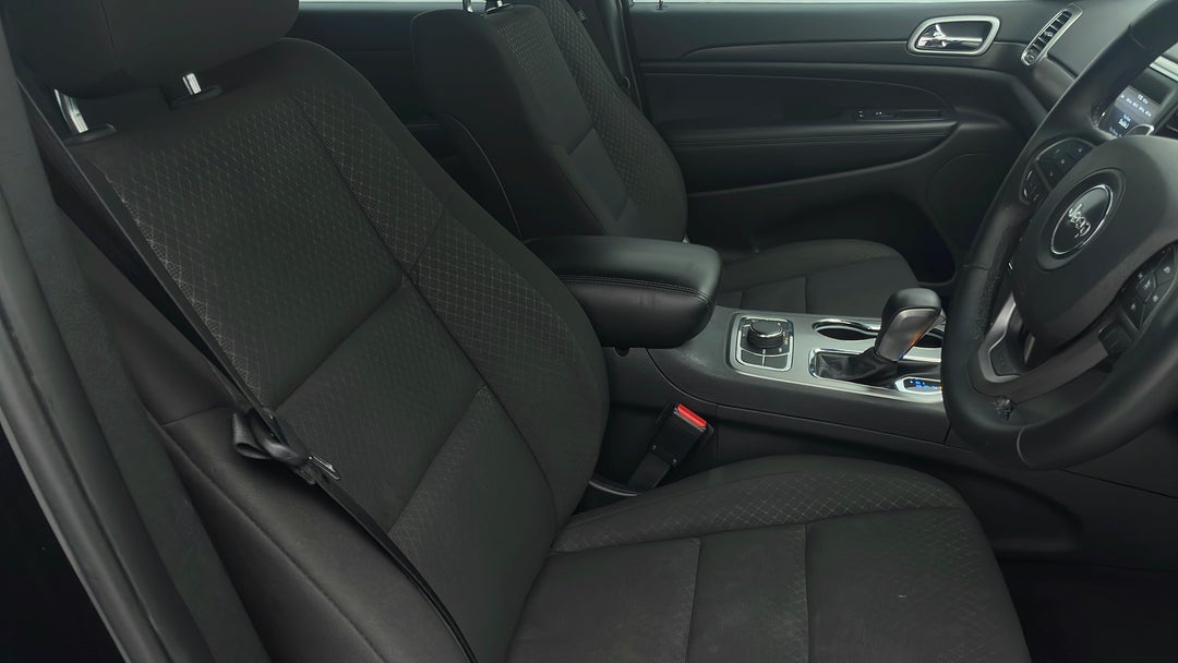 2018 Jeep Grand Cherokee Laredo (4x4), Automatic, 29900 km, Right Side Front Door Cabin View