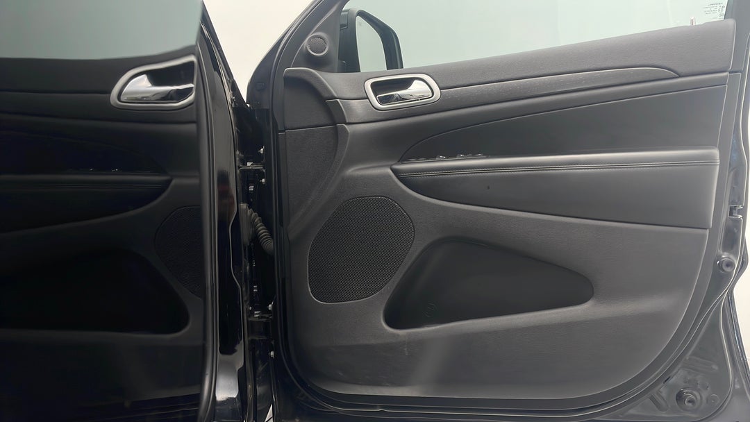 2018 Jeep Grand Cherokee Laredo (4x4), Automatic, 29900 km, Speaker View