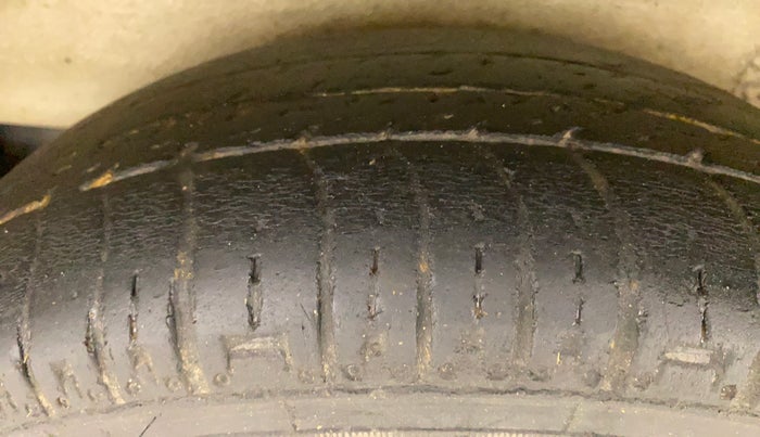 2015 Maruti Omni 5 STR, Petrol, Manual, 56,292 km, Right Rear Tyre Tread