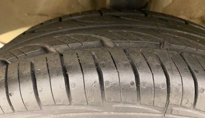 2015 Maruti Omni 5 STR, Petrol, Manual, 56,292 km, Left Front Tyre Tread