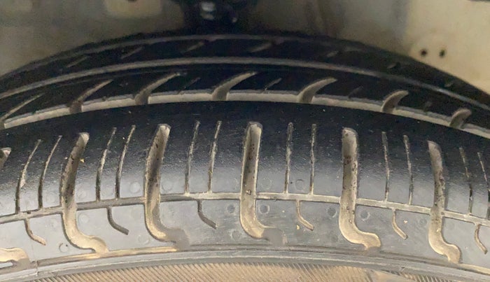 2018 Hyundai Eon SPORTZ, Petrol, Manual, 52,804 km, Right Front Tyre Tread