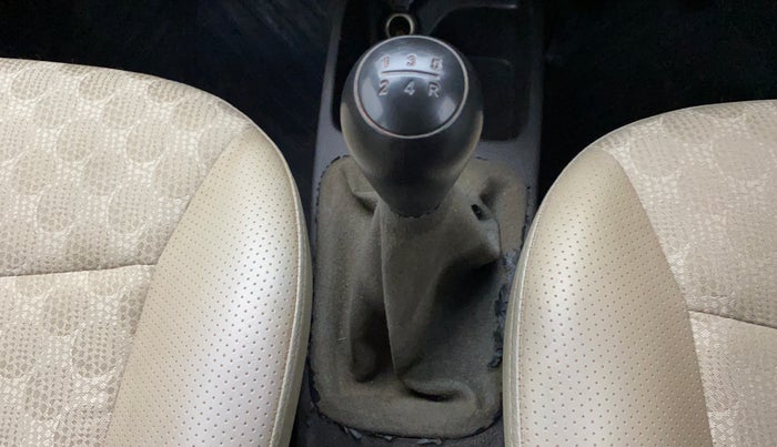 2018 Hyundai Eon SPORTZ, Petrol, Manual, 52,804 km, Gear lever - Boot cover slightly torn