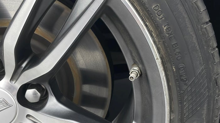 CADILLAC CTS-Alloy Wheel RHS Front Scratch